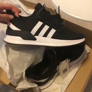 *BRAND NEW ADIDAS SHOES* never worn just tried on!